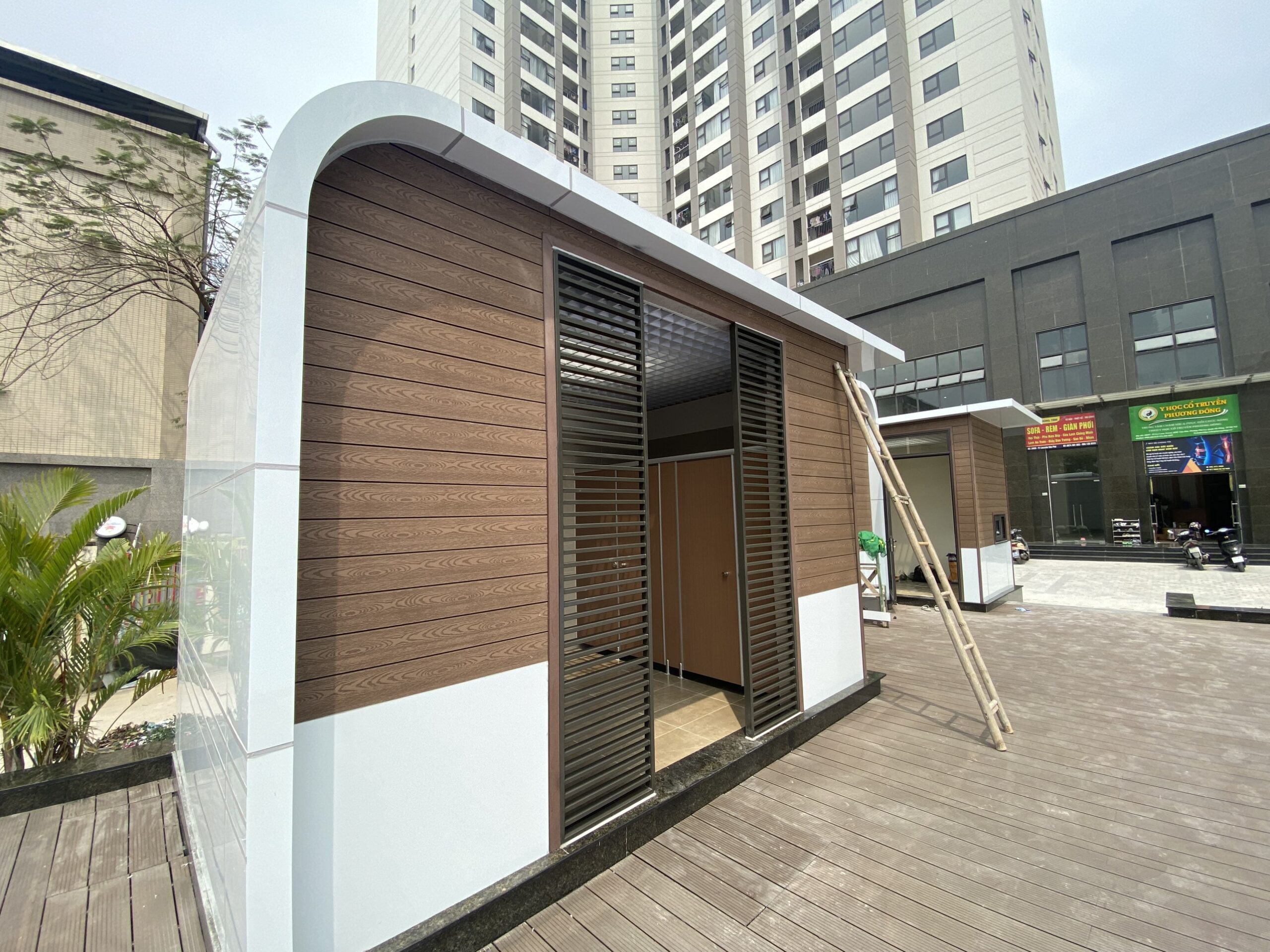 Thi công tấm nhựa ốp tường ngoài trời
